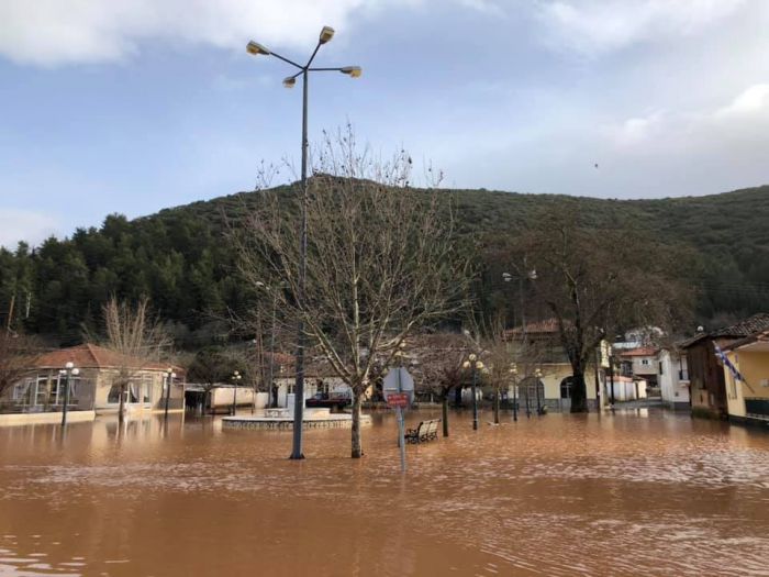 Κάτοικος Ζευγολατιού: &quot;Παλεύαμε μόνοι μας μέσα στη νύχτα να ανοίξουμε τα φρεάτια&quot; (vd)