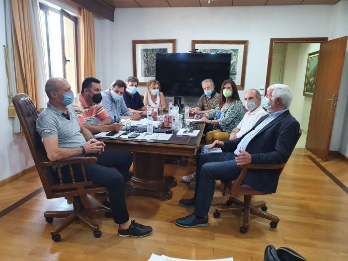 &Sigma;&tau;&omicron; &Lambda;&omicron;&upsilon;&tau;&rho;ά&kappa;&iota; &omicron; &epsilon;&pi;&iota;&kappa;&epsilon;&phi;&alpha;&lambda;ή&sigmaf; &tau;&eta;&sigmaf; &laquo;&Nu;έ&alpha;&sigmaf; &Pi;&epsilon;&lambda;&omicron;&pi;&omicron;&nu;&nu;ή&sigma;&omicron;&upsilon;&raquo; &Pi;έ&tau;&rho;&omicron;&sigmaf; &Tau;&alpha;&tau;&omicron;ύ&lambda;&eta;&sigmaf;