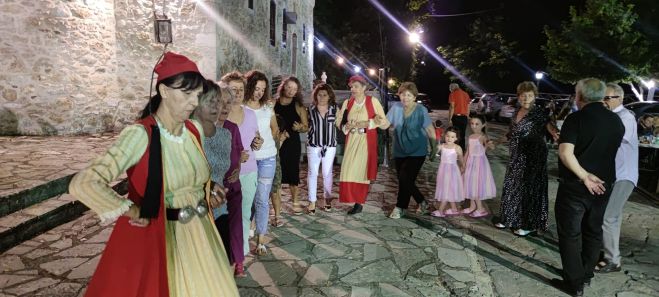 &Sigma;&tau;&eta; &Sigma;ί&tau;&alpha;&iota;&nu;&alpha; &tau;&omicron; 2&omicron; &Phi;&epsilon;&sigma;&tau;&iota;&beta;ά&lambda; &Tau;&sigma;&alpha;&kappa;&omega;&nu;&iota;ά&sigmaf; (&epsilon;&iota;&kappa;ό&nu;&epsilon;&sigmaf;)