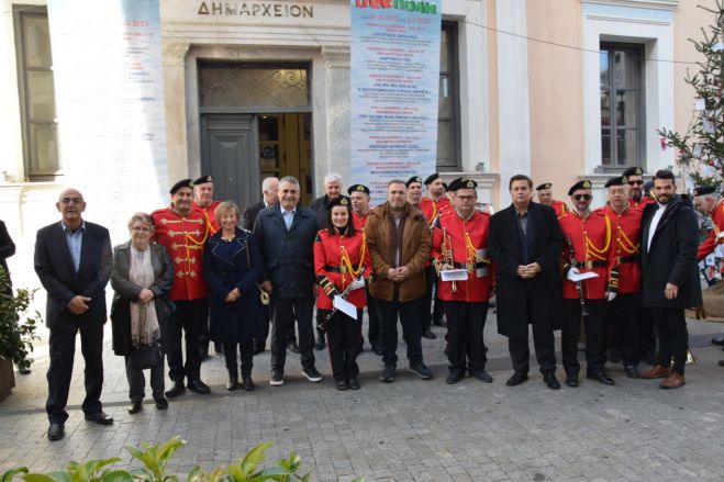 &Kappa;ώ&sigma;&tau;&alpha;&sigmaf; &Tau;&zeta;&iota;&omicron;ύ&mu;&eta;&sigmaf;: &laquo;&Eta; &Tau;&rho;ί&pi;&omicron;&lambda;&eta; &lambda;&alpha;&mu;&pi;&epsilon;&rho;ή, &sigma;&tau;&omicron;&lambda;&iota;&sigma;&mu;έ&nu;&eta;, ό&mu;&omicron;&rho;&phi;&eta;, &upsilon;&pi;&omicron;&delta;έ&chi;&epsilon;&tau;&alpha;&iota; &chi;&iota;&lambda;&iota;ά&delta;&epsilon;&sigmaf; &epsilon;&pi;&iota;&sigma;&kappa;έ&pi;&tau;&epsilon;&sigmaf;&raquo; (vd)
