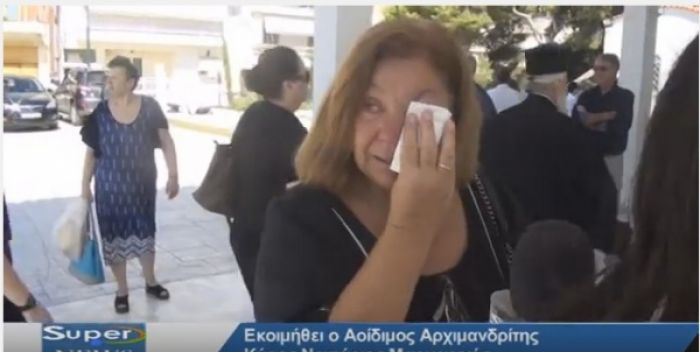 Με δάκρυα στα μάτια ακολούθησαν οι Κορίνθιοι τον π. Νεκτάριο στην τελευταία του κατοικία (vd)