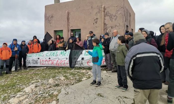 &Kappa;&omicron;&sigma;&mu;ά&sigmaf; &Alpha;&rho;&kappa;&alpha;&delta;ί&alpha;&sigmaf;: &omicron; &alpha;&gamma;ώ&nu;&alpha;&sigmaf; &sigma;&tau;&alpha; &beta;&omicron;&upsilon;&nu;ά &sigma;&upsilon;&nu;&epsilon;&chi;ί&zeta;&epsilon;&tau;&alpha;&iota;