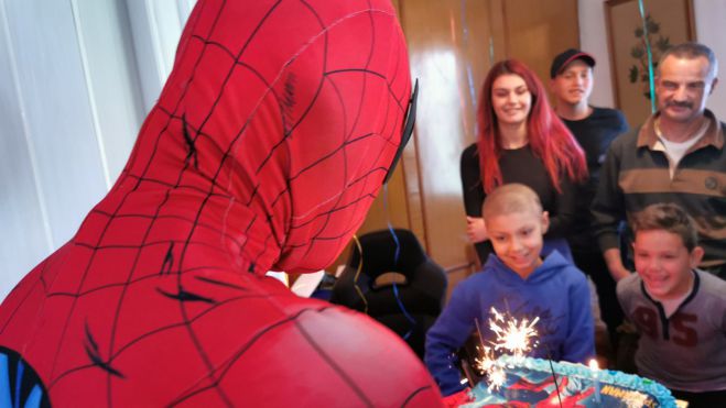 &Gamma;&iota;&alpha;&tau;ί ή&rho;&theta;&epsilon; &omicron; Spiderman &sigma;&tau;&eta;&nu; &hellip; &Tau;&rho;ί&pi;&omicron;&lambda;&eta;;