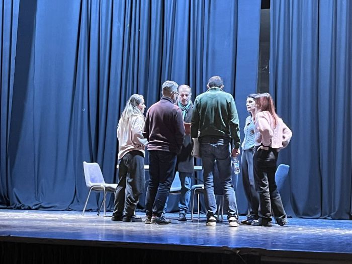 &laquo;&Alpha;&nu;&omicron;&iota;&chi;&tau;ή&raquo; &pi;&rho;ό&beta;&alpha; &gamma;&iota;&alpha; &tau;&eta; &nu;έ&alpha; &pi;&alpha;&rho;ά&sigma;&tau;&alpha;&sigma;&eta; &tau;&eta;&sigmaf; &Theta;&epsilon;&alpha;&tau;&rho;&iota;&kappa;ή &Omicron;&mu;ά&delta;&alpha; &Tau;&rho;ί&pi;&omicron;&lambda;&eta;&sigmaf; - &Sigma;&kappa;&eta;&nu;&omicron;&theta;&epsilon;&tau;&omicron;ύ&nu; &omicron; &Gamma;&iota;ώ&rho;&gamma;&omicron;&sigmaf; &Eta;&lambda;&iota;ό&pi;&omicron;&upsilon;&lambda;&omicron;&sigmaf; &kappa;&alpha;&iota; &eta; &Delta;ώ&rho;&alpha; &Mu;&pi;&alpha;&rho;&omicron;&upsilon;&tau;ά&kappa;&eta; (vd)