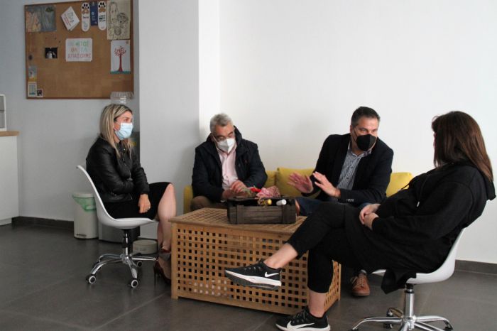 &Nu;&Delta; | &Sigma;&tau;&epsilon;&rho;&gamma;ί&omicron;&upsilon;, &Beta;&alpha;&lambda;&alpha;&sigma;ό&pi;&omicron;&upsilon;&lambda;&omicron;&sigmaf; &kappa;&alpha;&iota; &Kappa;&rho;&upsilon;&sigma;&tau;&alpha;&lambda;&lambda;ί&delta;&omicron;&upsilon; &pi;&alpha;&rho;έ&delta;&omega;&sigma;&alpha;&nu; &phi;&alpha;&rho;&mu;&alpha;&kappa;&epsilon;&upsilon;&tau;&iota;&kappa;ό &upsilon;&lambda;&iota;&kappa;ό &sigma;&tau;&eta;&nu; Dogs' Voice