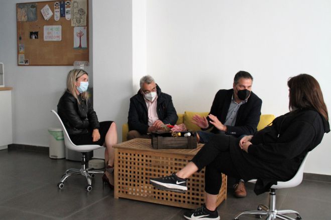 &Nu;&Delta; | &Sigma;&tau;&epsilon;&rho;&gamma;ί&omicron;&upsilon;, &Beta;&alpha;&lambda;&alpha;&sigma;ό&pi;&omicron;&upsilon;&lambda;&omicron;&sigmaf; &kappa;&alpha;&iota; &Kappa;&rho;&upsilon;&sigma;&tau;&alpha;&lambda;&lambda;ί&delta;&omicron;&upsilon; &pi;&alpha;&rho;έ&delta;&omega;&sigma;&alpha;&nu; &phi;&alpha;&rho;&mu;&alpha;&kappa;&epsilon;&upsilon;&tau;&iota;&kappa;ό &upsilon;&lambda;&iota;&kappa;ό &sigma;&tau;&eta;&nu; Dogs' Voice