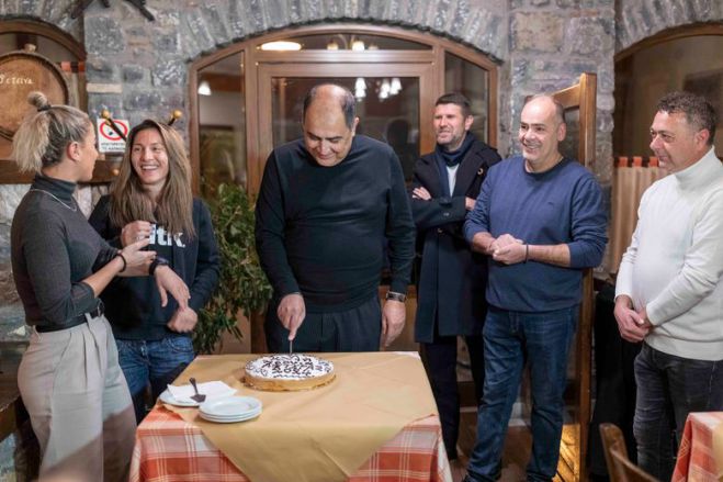 &Eta; &Pi;&rho;&omega;&tau;&omicron;&chi;&rho;&omicron;&nu;&iota;ά&tau;&iota;&kappa;&eta; &pi;ί&tau;&alpha; &tau;&eta;&sigmaf; &gamma;&upsilon;&nu;&alpha;&iota;&kappa;&epsilon;ί&alpha;&sigmaf; &omicron;&mu;ά&delta;&alpha;&sigmaf; &tau;&omicron;&upsilon; &Alpha;&sigma;&tau;έ&rho;&alpha; &Tau;&rho;ί&pi;&omicron;&lambda;&eta;&sigmaf; (&epsilon;&iota;&kappa;ό&nu;&epsilon;&sigmaf;)