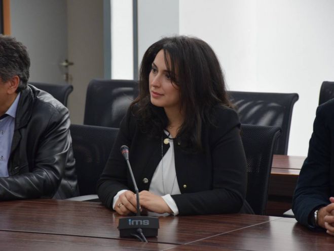 &Tau;&zeta;έ&nu;&eta; &Delta;&eta;&mu;&eta;&tau;&rho;&alpha;&kappa;&omicron;&pi;&omicron;ύ&lambda;&omicron;&upsilon; &gamma;&iota;&alpha; &tau;&alpha; &phi;&alpha;&iota;&nu;ό&mu;&epsilon;&nu;&alpha; &kappa;&alpha;&kappa;&omicron;&pi;&omicron;ί&eta;&sigma;&eta;&sigmaf; &kappa;&alpha;&iota; &sigma;&epsilon;&xi;&iota;&sigma;&mu;&omicron;ύ: "Έ&pi;&iota;&alpha;&sigma;&epsilon; ή&delta;&eta; &delta;&omicron;&upsilon;&lambda;&epsilon;&iota;ά, &Tau;&Omicron; &Sigma;Ύ&Sigma;&Tau;&Eta;&Mu;&Alpha;, &pi;&omicron;&upsilon; &kappa;&alpha;&lambda;ύ&pi;&tau;&epsilon;&iota; &tau;έ&tau;&omicron;&iota;&alpha; &tau;έ&rho;&alpha;&tau;&alpha;!" (vd)