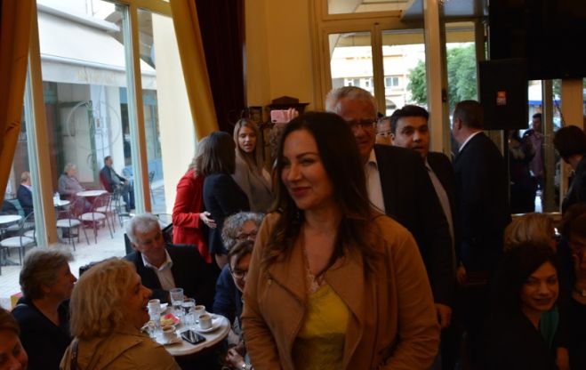 &Eta; &epsilon;&kappa;&delta;ή&lambda;&omega;&sigma;&eta; &gamma;&upsilon;&nu;&alpha;&iota;&kappa;ώ&nu; &tau;&eta;&sigmaf; "&Nu;έ&alpha;&sigmaf; &Tau;&rho;ί&pi;&omicron;&lambda;&eta;&sigmaf;"