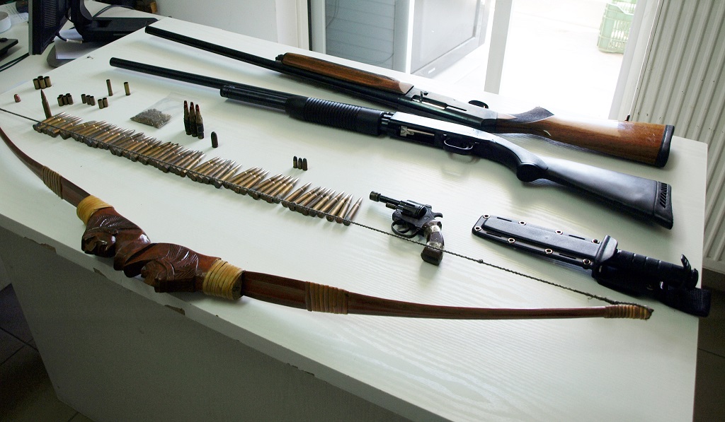 Κυνηγετικά όπλα και τόξο εντόπισε η αστυνομία σε σπίτια της Πελοποννήσου!