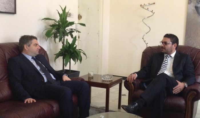 &Sigma;&tau;&eta;&nu; &Kappa;ύ&pi;&rho;&omicron; &omicron; &Kappa;&omega;&nu;&sigma;&tau;&alpha;&nu;&tau;&iota;&nu;ό&pi;&omicron;&upsilon;&lambda;&omicron;&sigmaf; &ndash; &Upsilon;&pi;&omicron;&gamma;&rho;ά&phi;&tau;&eta;&kappa;&epsilon; &Mu;&nu;&eta;&mu;ό&nu;&iota;&omicron; &Sigma;&upsilon;&nu;&alpha;&nu;&tau;ί&lambda;&eta;&psi;&eta;&sigmaf;