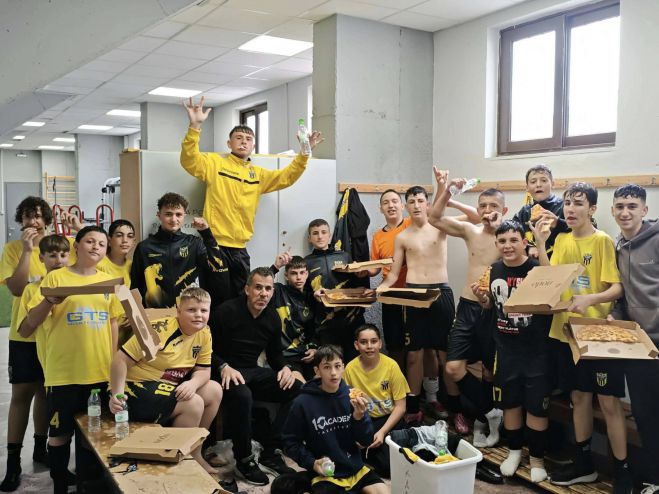 &Pi;&rho;&omega;&tau;&iota;ά &gamma;&iota;&alpha; &tau;&omicron;&upsilon;&sigmaf; &mu;&pi;ό&mu;&pi;&iota;&rho;&epsilon;&sigmaf; &tau;&omicron;&upsilon; &Pi;&alpha;&nu;&theta;&upsilon;&rho;&epsilon;&alpha;&tau;&iota;&kappa;&omicron;ύ - &Nu;ί&kappa;&eta;&sigma;&alpha;&nu; &mu;&epsilon; 4-0, &alpha;&pi;ό &delta;ύ&omicron; &gamma;&kappa;&omicron;&lambda; &omicron;&iota; &Kappa;ά&sigma;&alpha; &kappa;&alpha;&iota; &Kappa;&omicron;&rho;&delta;&omicron;&nu;&omicron;ύ&rho;&eta;&sigmaf;