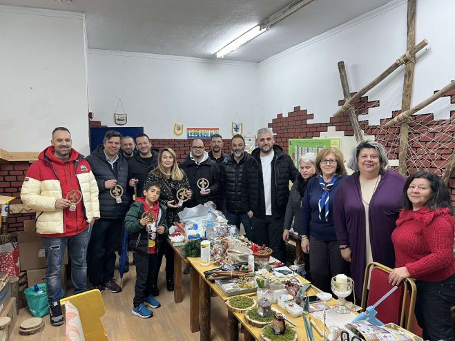 &Epsilon;&xi;&alpha;&iota;&rho;&epsilon;&tau;&iota;&kappa;ή &eta; &sigma;&upsilon;&nu;&epsilon;&rho;&gamma;&alpha;&sigma;ί&alpha; &Epsilon;&mu;&pi;&omicron;&rho;&iota;&kappa;&omicron;ύ &Sigma;&upsilon;&lambda;&lambda;ό&gamma;&omicron;&upsilon; &kappa;&alpha;&iota; &Pi;&rho;&omicron;&sigma;&kappa;ό&pi;&omega;&nu; &sigma;&tau;&eta;&nu; &Tau;&rho;ί&pi;&omicron;&lambda;&eta; (&epsilon;&iota;&kappa;ό&nu;&epsilon;&sigmaf;)