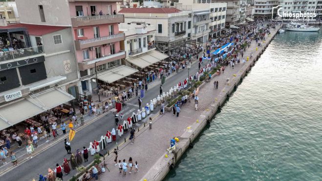Η μεγαλύτερη χορευτική αλυσίδα του Αιγαίου στο λιμάνι της Χίου (vd)