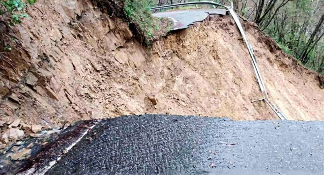 Πόσο βολικό να φταίει μόνο ο … κακός μας ο καιρός για τους ξεχαρβαλωμένους δρόμους στην Αρκαδία