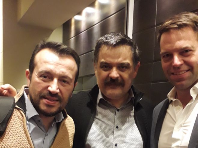 &Phi;&alpha;&rho;ά&nu;&tau;&omicron;&sigmaf;: "&Omicron; &Sigma;&Upsilon;&Rho;&Iota;&Zeta;&Alpha; &beta;&gamma;&alpha;ί&nu;&epsilon;&iota; &epsilon;&nu;&delta;&upsilon;&nu;&alpha;&mu;&omega;&mu;έ&nu;&omicron;&sigmaf; &alpha;&pi;ό &tau;&iota;&sigmaf; &epsilon;&xi;&epsilon;&lambda;ί&xi;&epsilon;&iota;&sigmaf; &tau;&eta;&sigmaf; &tau;&epsilon;&lambda;&epsilon;&upsilon;&tau;&alpha;ί&alpha;&sigmaf; &pi;&epsilon;&rho;&iota;ό&delta;&omicron;&upsilon;"