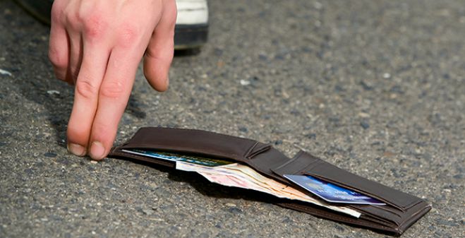 Η καλή πράξη της ημέρας στην Τρίπολη: Βρήκε πορτοφόλι με λεφτά και το πήγε στην αστυνομία!
