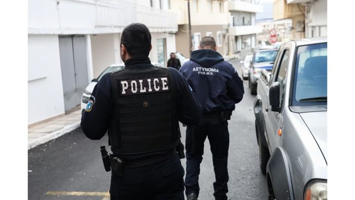 Ά&gamma;&rho;&iota;&omicron; &phi;&omicron;&nu;&iota;&kappa;ό &sigma;&tau;&eta;&nu; &Kappa;&alpha;&lambda;&alpha;&mu;ά&tau;&alpha; | 41&chi;&rho;&omicron;&nu;&omicron;&sigmaf; &mu;&alpha;&chi;&alpha;ί&rho;&omega;&sigma;&epsilon; &tau;&eta; &gamma;&upsilon;&nu;&alpha;ί&kappa;&alpha; &tau;&omicron;&upsilon; - &Tau;&rho;&alpha;&gamma;&iota;&kappa;έ&sigmaf; &phi;&iota;&gamma;&omicron;ύ&rho;&epsilon;&sigmaf; &tau;&alpha; &pi;&alpha;&iota;&delta;&iota;ά &tau;&eta;&sigmaf; &omicron;&iota;&kappa;&omicron;&gamma;έ&nu;&epsilon;&iota;&alpha;&sigmaf;, &delta;ύ&omicron; &kappa;&omicron;&rho;&iota;&tau;&sigma;ά&kappa;&iota;&alpha; 10 &kappa;&alpha;&iota; 6 &epsilon;&tau;ώ&nu;