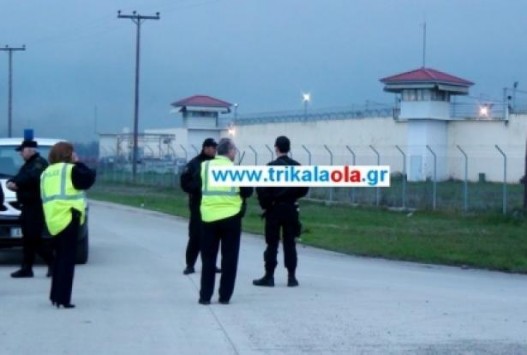 Νέα απόπειρα απόδρασης κρατουμένων στα Τρίκαλα – Ανοιξαν πυρ με καλάσνικοφ από βαν έξω από τις φυλακές..