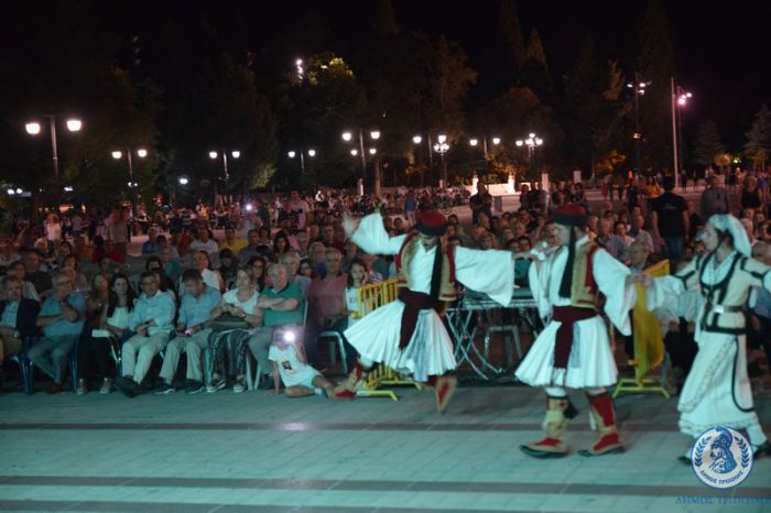 &Mu;&epsilon; &chi;&omicron;&rho;&omicron;ύ&sigmaf; &kappa;&alpha;&iota; &tau;&rho;&alpha;&gamma;&omicron;ύ&delta;&iota;&alpha; ... "&pi;&lambda;&eta;&mu;&mu;ύ&rho;&iota;&sigma;&epsilon;" &eta; &Pi;&lambda;&alpha;&tau;&epsilon;ί&alpha; Ά&rho;&epsilon;&omega;&sigmaf;! (vd)