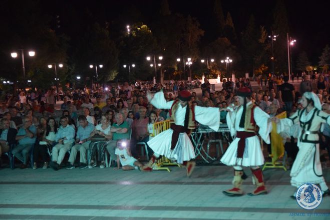 &Mu;&epsilon; &chi;&omicron;&rho;&omicron;ύ&sigmaf; &kappa;&alpha;&iota; &tau;&rho;&alpha;&gamma;&omicron;ύ&delta;&iota;&alpha; ... "&pi;&lambda;&eta;&mu;&mu;ύ&rho;&iota;&sigma;&epsilon;" &eta; &Pi;&lambda;&alpha;&tau;&epsilon;ί&alpha; Ά&rho;&epsilon;&omega;&sigmaf;! (vd)