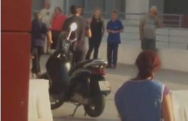 &Pi;ά&tau;&rho;&alpha; | &Gamma;&upsilon;&nu;&alpha;ί&kappa;&alpha; &gamma;έ&nu;&nu;&eta;&sigma;&epsilon; &sigma;&tau;&omicron; &pi;ί&sigma;&omega; &kappa;ά&theta;&iota;&sigma;&mu;&alpha; &alpha;&upsilon;&tau;&omicron;&kappa;&iota;&nu;ή&tau;&omicron;&upsilon;! (vd)