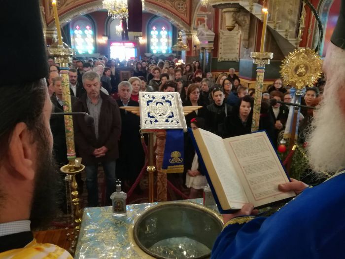 &Theta;&epsilon;&omicron;&phi;ά&nu;&epsilon;&iota;&alpha; &sigma;&tau;&omicron;&nu; &Mu;&eta;&tau;&rho;&omicron;&pi;&omicron;&lambda;&iota;&tau;&iota;&kappa;ό &Nu;&alpha;ό &tau;&eta;&sigmaf; &Tau;&rho;ί&pi;&omicron;&lambda;&eta;&sigmaf; (vd)
