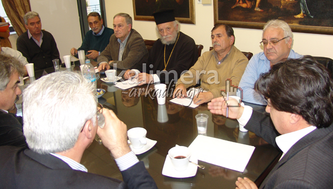 Ομοβροντία αντιδράσεων– Όλες οι θέσεις που ακούστηκαν στην έκτακτη σύσκεψη για το κλείσιμο του στρατοπέδου (vd)