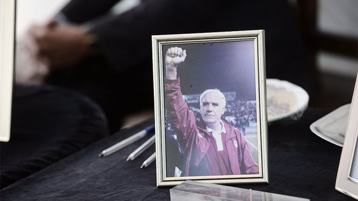 Συγκίνηση στο «τελευταίο αντίο» του Νίκου Αλέφαντου (εικόνες)