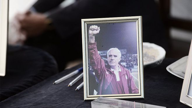 Συγκίνηση στο «τελευταίο αντίο» του Νίκου Αλέφαντου (εικόνες)