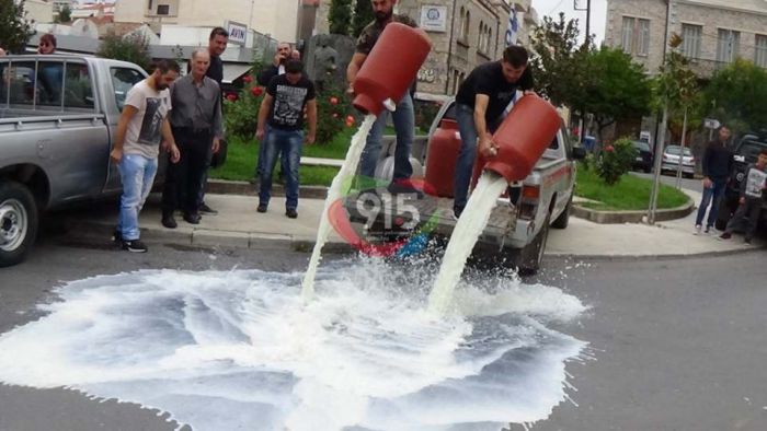 Αγρότες και κτηνοτρόφοι έριξαν γάλα έξω από την Περιφέρεια! (vd)