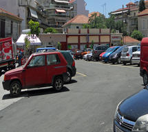 Χωρίς πινακίδες αλλά γεμάτο από αυτοκίνητα το πάρκινγκ στην κάτω αγορά!