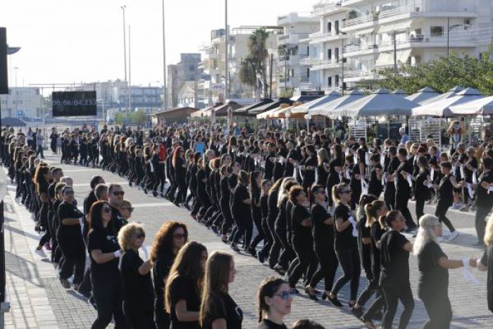 Νέο ρεκόρ Γκίνες στην Καλαμάτα | 648 άτομα χόρεψαν &quot;Καλαματιανό&quot;! (vd)