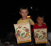 &Mu;&epsilon; &theta;έ&alpha;&tau;&rho;&omicron; &sigma;&kappa;&iota;ώ&nu; &delta;&iota;&alpha;&sigma;&kappa;έ&delta;&alpha;&sigma;&alpha;&nu; &mu;&iota;&kappa;&rho;&omicron;ί &kappa;&alpha;&iota; &mu;&epsilon;&gamma;ά&lambda;&omicron;&iota; &sigma;&tau;&eta;&nu; &Tau;&rho;ί&pi;&omicron;&lambda;&eta; (video)