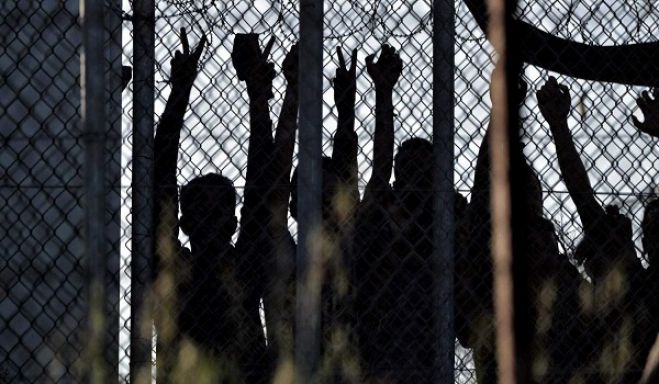 &Sigma;&epsilon; &kappa;&alpha;&tau;' &omicron;ί&kappa;&omicron;&nu; &pi;&epsilon;&rho;&iota;&omicron;&rho;&iota;&sigma;&mu;ό &delta;ύ&omicron; &pi;&rho;ό&sigma;&phi;&upsilon;&gamma;&epsilon;&sigmaf; &pi;&omicron;&upsilon; ή&rho;&theta;&alpha;&nu; &sigma;&tau;&eta;&nu; &Tau;&rho;ί&pi;&omicron;&lambda;&eta; &alpha;&pi;ό &tau;&eta; &Mu;ό&rho;&iota;&alpha; &kappa;&alpha;&iota; &beta;&rho;έ&theta;&eta;&kappa;&epsilon; &theta;&epsilon;&tau;&iota;&kappa;&omicron;ί &sigma;&tau;&omicron;&nu; covid
