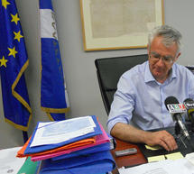 &Sigma;&mu;&upsilon;&rho;&nu;&iota;ώ&tau;&eta;&sigmaf;: &laquo;&Mu;&epsilon; &kappa;&alpha;&tau;&eta;&gamma;&omicron;&rho;&epsilon;ί &omicron; &Delta;&epsilon;&lambda;&phi;ά&kappa;&eta;&sigmaf; &gamma;&iota;&alpha; &tau;&eta; &Beta;ί&lambda;&alpha;, &epsilon;ί&nu;&alpha;&iota; &gamma;&iota;&alpha; &lambda;ό&gamma;&omicron;&upsilon;&sigmaf; &delta;&eta;&mu;&omicron;&sigma;&iota;ό&tau;&eta;&tau;&alpha;&sigmaf;&raquo;