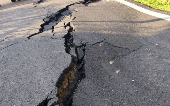 Μεγάλη καθίζηση στη Γορτυνία – Αποκομμένο το χωριό Χώρα (εικόνες)