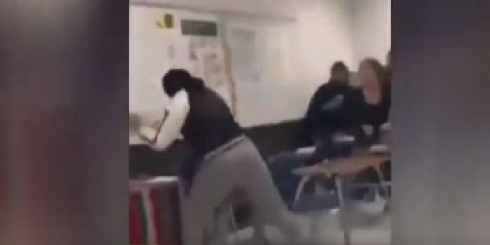 ΗΠΑ | Καθηγήτρια επιτέθηκε με μανία σε μαθητή της - Τον κλώτσησε στο κεφάλι