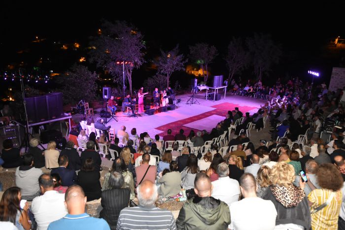 Ανοιχτό θέατρο εγκαινιάστηκε στα Τρόπαια Γορτυνίας - Δείτε εικόνες!