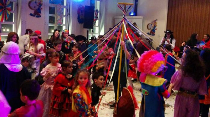 &Tau;&omicron; &pi;ά&rho;&tau;&upsilon; &mu;&alpha;&sigma;&kappa;έ &tau;&eta;&sigmaf; &Alpha;&Epsilon;&Kappa; &kappa;&alpha;&iota; &tau;&eta;&sigmaf; &Alpha;&rho;&kappa;&alpha;&delta;&iota;&alpha;&nu;ή&sigmaf; (&epsilon;&iota;&kappa;ό&nu;&epsilon;&sigmaf; - &beta;ί&nu;&tau;&epsilon;&omicron;)