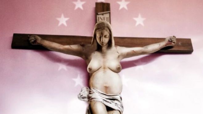 Βλάσφημη και χυδαία εικόνα | Οργισμένες αντιδράσεις για αφίσα με έγκυο ημίγυμνη γυναίκα πάνω σε σταυρό