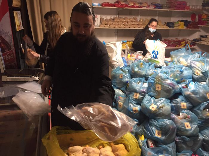 &Tau;&alpha; "&Delta;έ&mu;&alpha;&tau;&alpha; &Alpha;&gamma;ά&pi;&eta;&sigmaf;" &tau;&eta;&sigmaf; &Epsilon;&kappa;&kappa;&lambda;&eta;&sigma;ί&alpha;&sigmaf; &sigma;&tau;&eta;&nu; &Tau;&rho;ί&pi;&omicron;&lambda;&eta; (&epsilon;&iota;&kappa;ό&nu;&epsilon;&sigmaf;)