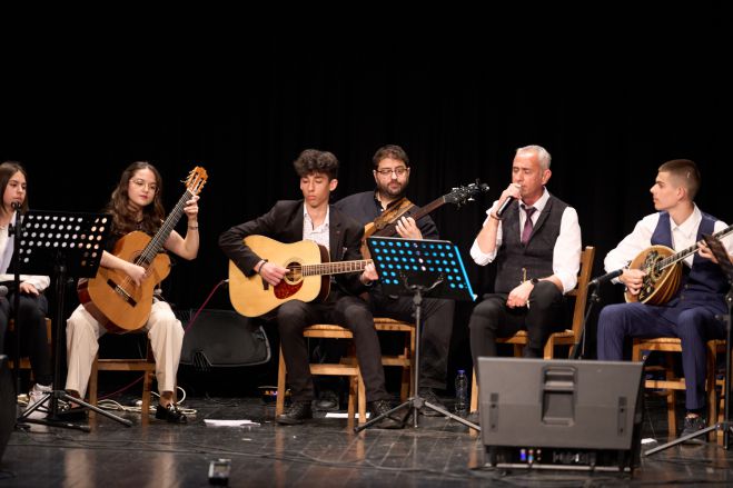 &Tau;&alpha; &Lambda;&upsilon;&rho;&iota;&kappa;ά &Sigma;ύ&nu;&omicron;&lambda;&alpha; "&mu;&epsilon;&tau;έ&phi;&epsilon;&rho;&alpha;&nu;" &tau;&omicron; &kappa;&omicron;&iota;&nu;ό &tau;&eta;&sigmaf; &Tau;&rho;ί&pi;&omicron;&lambda;&eta;&sigmaf; &sigma;&tau;&eta; &Sigma;&mu;ύ&rho;&nu;&eta; &tau;&omicron;&upsilon; 20&omicron;&upsilon; &alpha;&iota;ώ&nu;&alpha;, &mu;έ&sigma;&alpha; &alpha;&pi;ό &tau;&omicron;&upsilon;&sigmaf; ή&chi;&omicron;&upsilon;&sigmaf; &tau;&omicron;&upsilon; &mu;&pi;&omicron;&upsilon;&zeta;&omicron;&upsilon;&kappa;&iota;&omicron;ύ" (vd)