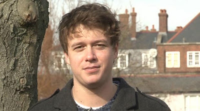 Έ&lambda;&lambda;&eta;&nu;&omicron;&beta;&rho;&epsilon;&tau;&alpha;&nu;ό&sigmaf; &pi;&omicron;&upsilon; &mu;&iota;&lambda;ά&epsilon;&iota; 11 &gamma;&lambda;ώ&sigma;&sigma;&epsilon;&sigmaf; &epsilon;&pi;&iota;&sigma;&kappa;έ&phi;&tau;&eta;&kappa;&epsilon; &tau;&omicron; &Delta;&eta;&mu;&omicron;&tau;&iota;&kappa;ό &sigma;&chi;&omicron;&lambda;&epsilon;ί&omicron; &Lambda;&epsilon;&omega;&nu;&iota;&delta;ί&omicron;&upsilon; (vd)!