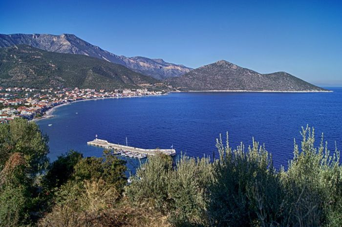 Οι "Φίλοι του Τυρού" καθαρίζουν τα τείχη του κάστρου της Λυγαριάς