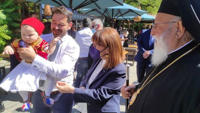 O&iota; &chi;&alpha;&lambda;&alpha;&rho;έ&sigmaf; &sigma;&tau;&iota;&gamma;&mu;έ&sigmaf; &tau;&eta;&sigmaf; &Pi;&rho;&omicron;έ&delta;&rho;&omicron;&upsilon; &tau;&eta;&sigmaf; &Delta;&eta;&mu;&omicron;&kappa;&rho;&alpha;&tau;ί&alpha;&sigmaf; &sigma;&tau;&eta;&nu; &Tau;&rho;ί&pi;&omicron;&lambda;&eta; (&epsilon;&iota;&kappa;ό&nu;&epsilon;&sigmaf;)