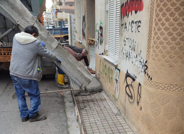 Τρίπολη | Φτιάχνονται τα πεζοδρόμια στην οδό "Υψούντος" - Η ανάρτηση Λαγού (εικόνες)