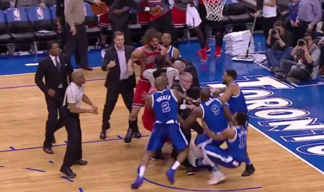 Μπουνιές και ξύλο σε αγώνα NBA! (vd)