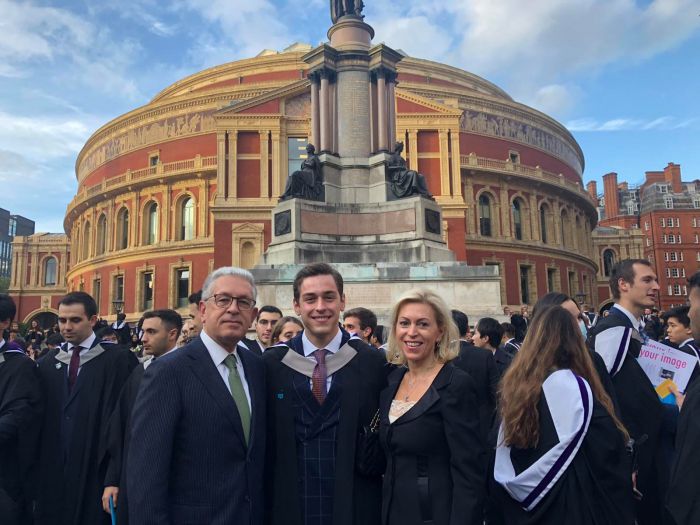 Στο Λονδίνο ο Αντιπεριφερειάρχης Λαμπρόπουλος | Τελετή αποφοίτησης στο Imperial College για τον γιο του, Παναγιώτη (vd)