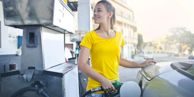 &Tau;&iota; &pi;&omicron;&sigma;&omicron;&sigma;&tau;ό &tau;&omicron;&upsilon; &mu;&iota;&sigma;&theta;&omicron;ύ &tau;&omega;&nu; &Epsilon;&lambda;&lambda;ή&nu;&omega;&nu; &laquo;&tau;&rho;ώ&nu;&epsilon;&raquo; &tau;&alpha; &kappa;&alpha;ύ&sigma;&iota;&mu;&alpha;;